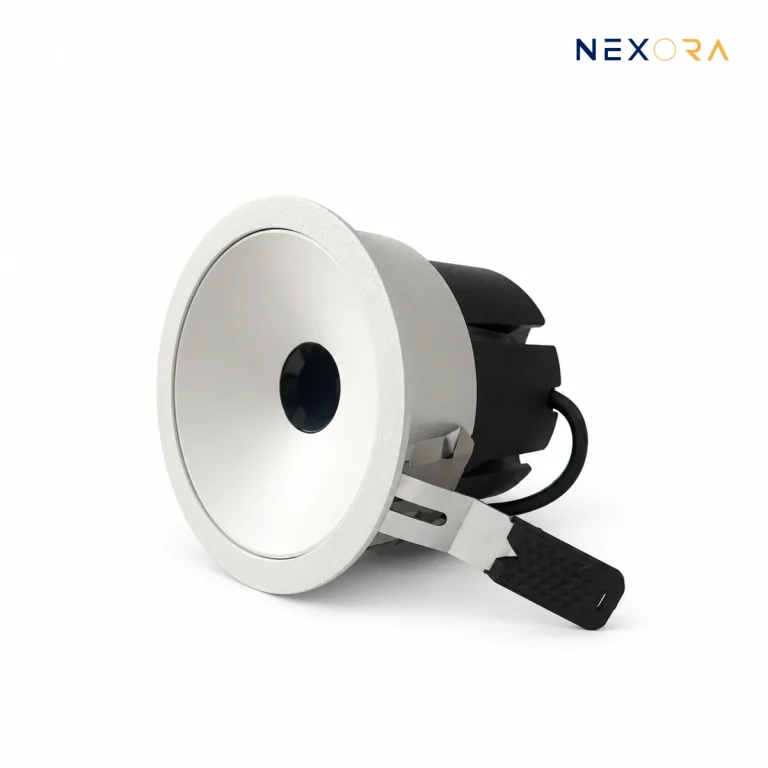 Đèn spotlight NEXORA XC-75SH góc nhìn nghiêng từ mặt trước
